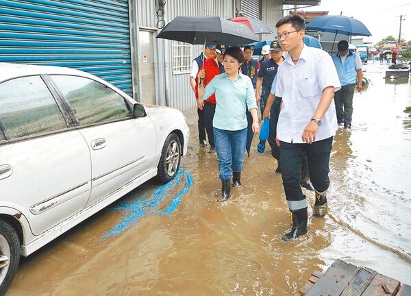 台中市烏日區數家工廠淹水，市長盧秀燕到場了解災情。 （黃國峰攝）