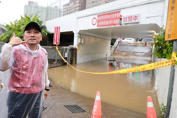 大雨狂炸北台灣，新北市不少地區傳出淹水災情。（圖／侯友宜臉書）