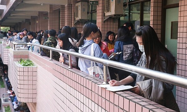 今年國中會考的寫作測驗主題是「青銀共居」，希望學生發表自己的感受與觀察，關鍵在於「年輕人與銀髮族的互動或相處模式」。本報資料照片