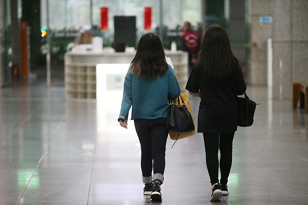 立法院衛環委員會昨天初審通過勞基法修正草案,增訂禁止「轉掛」派遣勞工,遏止偽裝派遣。 記者許正宏/攝影