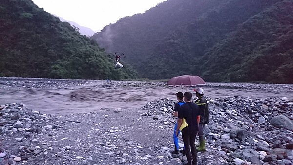 昨日河流湍急,救援困難,救難人員先運用空拍機送物資給受困民眾。圖/花蓮縣消防局提供