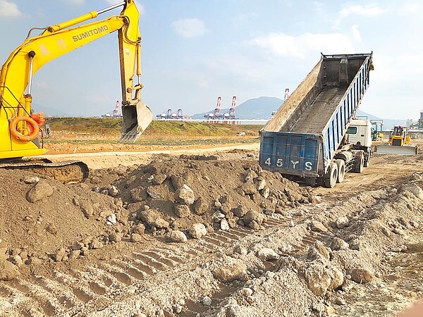 新北市焚化爐每年產出12萬噸底渣，若轉換成再生粒料，可節省1億多購砂成本。（葉德正翻攝）