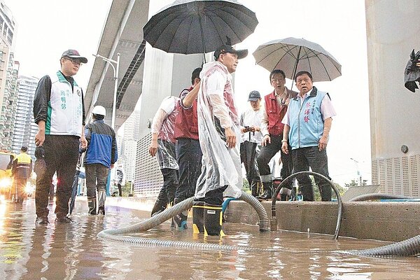 新北市長侯友宜(前)昨天上午前往淡水等地進行勘災。 記者王敏旭/攝影