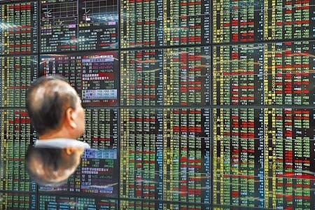 台股昨所幸有政府基金護盤,守住年線10,439點關卡。圖為14日股市重挫。(本報資料照片)