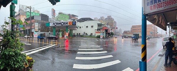 新北市新莊區新樹路與民安西路口的左轉，因左轉標誌標線不夠清楚，導致騎士被迫闖入「開單陷阱」。圖／鍾宏仁服務團隊提供