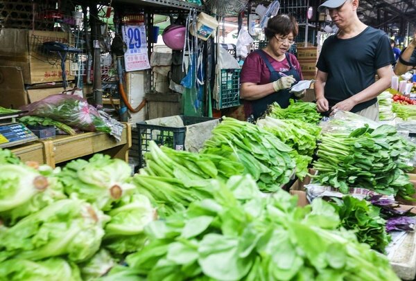 根據台北農產運銷公司資料，小白菜從每公斤12元變成21元。聯合報資料照片