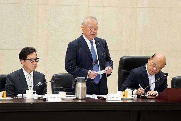 行政院長蘇貞昌(右)率財經內閣首長列席與會「工商早餐會」,工商協進會由理事長林伯豐(中)、副理事長蔡明忠(左)帶領會員出席。記者邱德祥/攝影