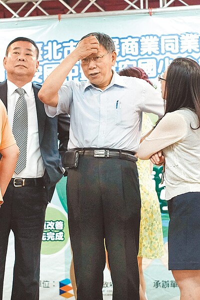 台北市長柯文哲(中)21日出席北市電器商業同業公會捐贈福安國中暨富安國小冷氣設備典禮,會前被問到是否罵王世堅垃圾?柯回應,不是罵什麼,是「看到什麼就說什麼」。(郭吉銓攝)