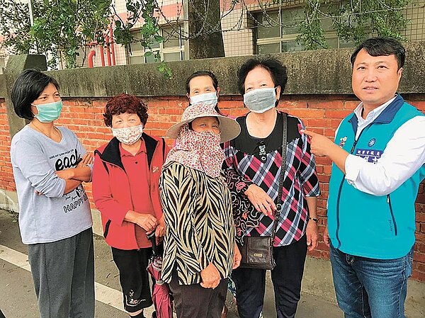 楊梅區富聯路附近有金屬公司疑似排放臭氣，讓民眾痛苦難忍只好上街抗議。（邱立雅翻攝）