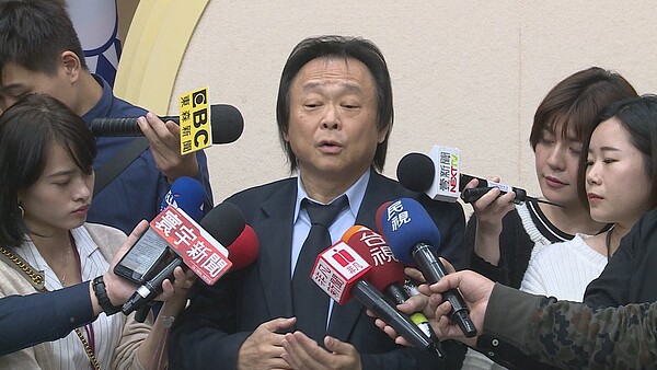 被柯文哲質詢時偷罵「垃圾」, 柯文哲今日再被媒體追問竟回:「看到什麼就說什麼」,王世堅氣得回擊柯文哲,是俗辣、練龜孫子兵法。記者王彥鈞/攝影