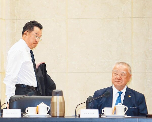 工商協進會理事長林伯豐21日率20餘位工商業界大佬,與行政院長蘇貞昌及財經首長進行「工商早餐會」,蘇貞昌允諾取消印花稅。