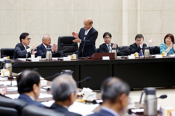 工商協進會昨在行政院召開「工商早餐會」，蘇貞昌院長（左三）率領財經內閣首長列席與會，工商界建議廢除印花稅。（記者邱德祥／攝影）