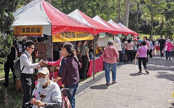 永慶房屋贊助活動帳篷,現場設有消防VR體驗、急救訓練、美食攤位、長者健檢、房產諮詢專區,讓大人小孩玩的不亦樂乎。(圖/永慶房屋提供)