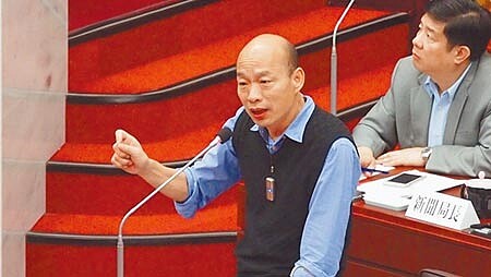 針對大林蒲遷村,高雄巿長韓國瑜22日在巿議會答詢時希望中央能趕快核定。(曹明正攝)