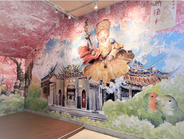 台南市北戶政事務所以大觀音亭月老公為主題創作入口意象,讓新人在充滿幸福浪漫氛圍的巨幅畫作,成為登記結婚拍照的好地方。圖/台南市北戶政事務所提供