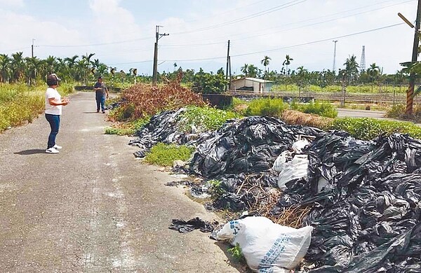 九如鄉一處產業道路被發現隨意丟棄塑膠布，已造成當地環境問題。（林和生翻攝）