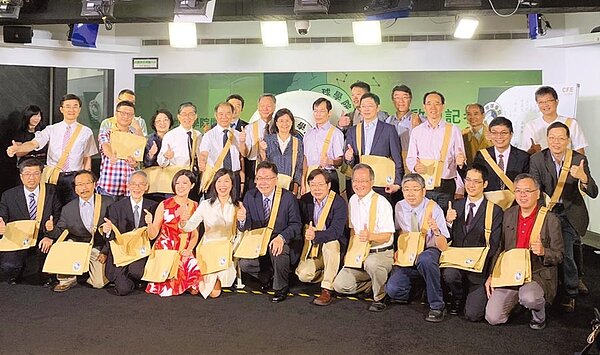 新光產物與「一傳十文教」教育媒體學習平台合作,結合眾多地球科學專家推出「大地球學院」。圖/業者提供