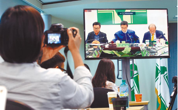 民進黨中執會22日討論黨內總統初選相關事宜,並破天荒首度開放網路直播,顯示內部兩造壓力都很大。圖為民進黨記者室媒體,也透過直播了解會議內容。(陳信翰攝)