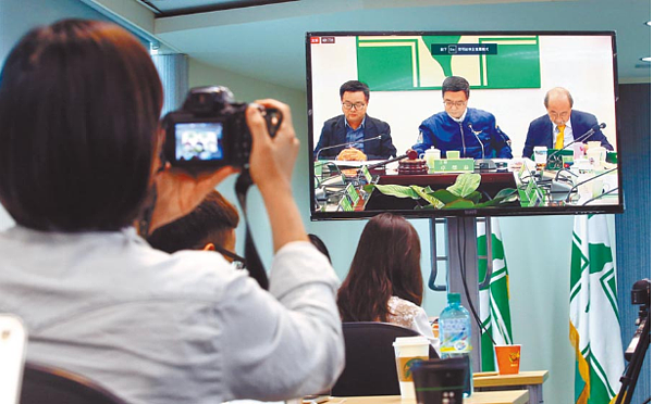 民進黨中執會22日討論黨內總統初選相關事宜,並破天荒首度開放網路直播,顯示內部兩造壓力都很大。圖為民進黨記者室媒體,也透過直播了解會議內容。(陳信翰攝)