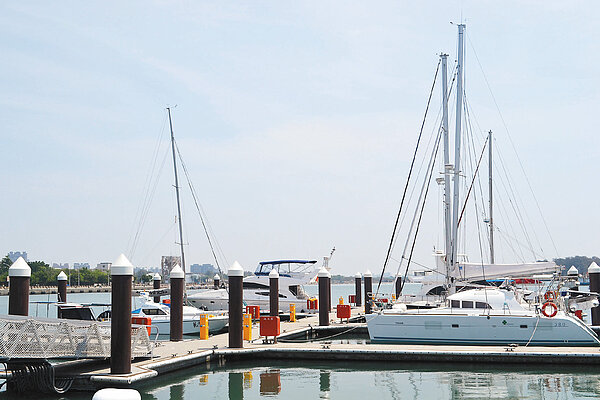 台南市安平港的新遊艇碼頭完工後，已吸引帆船來此停靠。 記者鄭惠仁／攝影