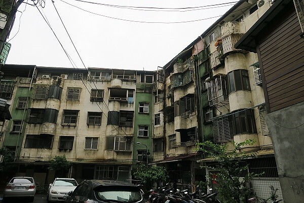 中和區南山段屋齡已達43年的房屋,現況外觀已呈現老舊斑駁的景象。(圖/新北都更處)