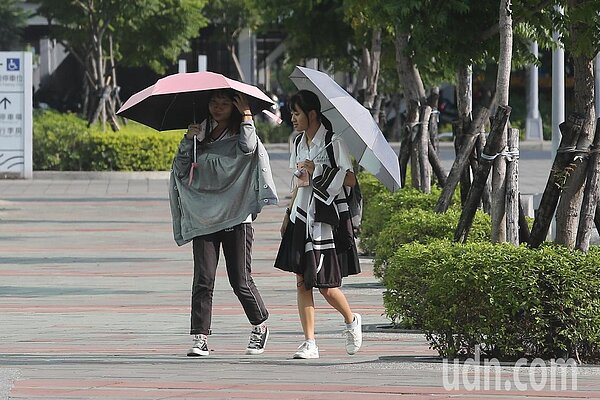 今天出門明顯感受到陽光，中央氣象局指出，26日前各地天氣算穩定，今天氣溫偏高，全台都在30度以上，留意防曬。本報資料照片
