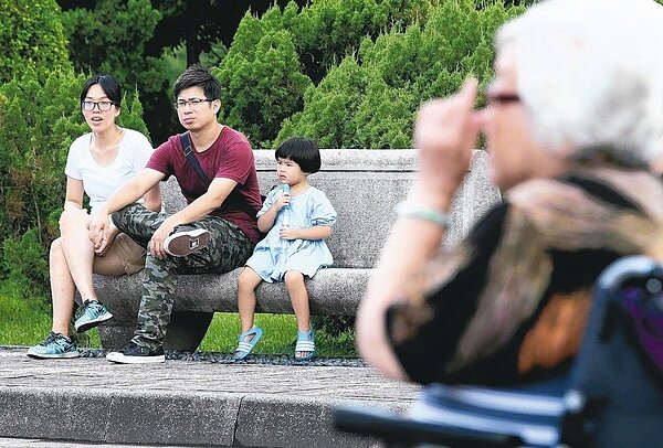 台北國稅局指出,新婚、離婚或分居夫妻5月申報綜所稅時,應注意稅法規定。 本報系資料庫