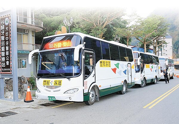 台8線中橫便道開放865路公車往返谷關至梨山，配合管制，民眾採預約，1日3班對開。（圖/中時陳世宗翻攝）