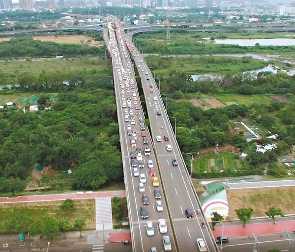 為改善竹科聯外道路壅塞，在竹北往返園區主要通勤廊帶，建智慧化交通號誌即時控制系統。 圖／縣府提供