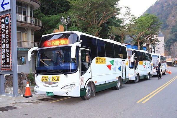 中橫便道是台中往返梨山主要道路，去年11月起開放865路公車從谷關開至梨山，但採預約搭乘。圖／台中市交通局提供