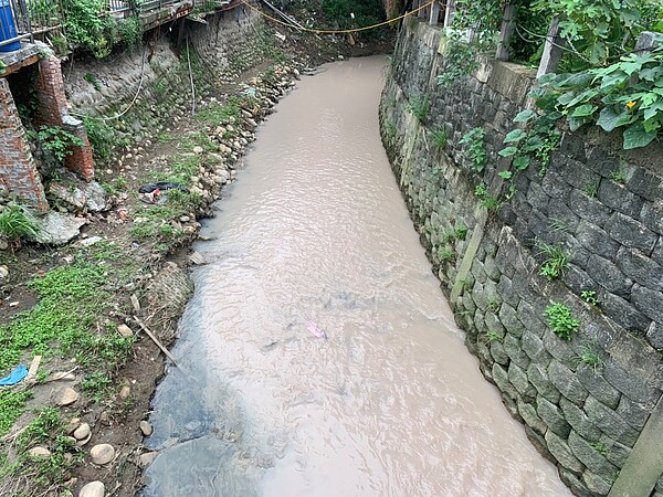 協和建設股份有限公司起造之建案工地內之泥水未依規定排放,依水污染防治法最重將處以新臺幣600萬元罰鍰。(圖/新北環保局)
