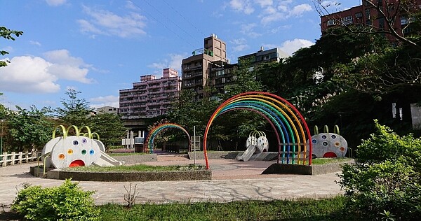 暖暖區行政大樓經常一位難求。(圖/暖暖區公所)