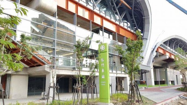 松竹車站是鐵路與捷運綠線交會的車站，且鄰近台74線快速道路，不僅交通十分便利，生活機能相當成熟(有巢氏)