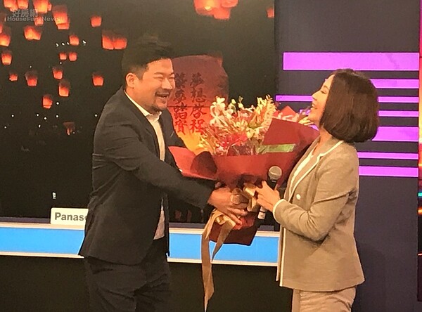 陳斐娟宣傳新節目,好朋友廖慶學特地來獻花。李彥穎攝