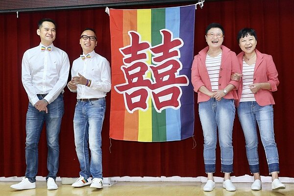 同志登記結婚後，只要出示身分證或戶籍謄本，證明彼此的關係，就可以幫對方買保險。伴侶盟創辦人律師許秀雯（右二）和及伴侶盟秘書長簡至潔（右一）、伴侶盟理事長Alex（左二）和伴侶Joe（左一）出席登記結婚。 記者林伯東／攝影