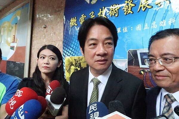 賴清德在贏的策略中提到「分別守不住,就要共同合作」,媒體詢問是有可能與蔡英文兩人搭配嗎?賴表示,「不是這個意思,是黨本來就要團結。」記者徐如宜/攝影