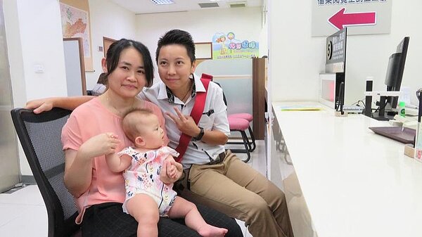 邢小姐（右）與梁小姐交往10年，去年赴日作試管嬰兒，今天抱著6個月大的女兒辦理同性結婚登記。記者洪敬浤／攝影