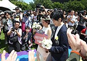 同婚家庭「繼親收養」配偶子女　學籍卡父母欄擬改「家長」