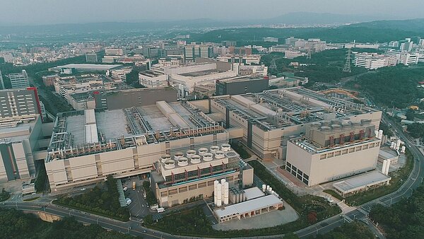 蔡政府積極吸引台商回流,長期根留台灣的企業感到不公平。經濟部為此將研議擴大或新增投資優惠方案。圖為新竹科學園區內的科技業。圖/聯合報系資料照片