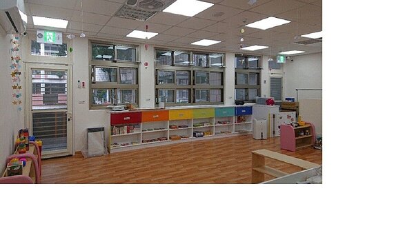 家園是由兩間教室打造而成,環境規畫及設施都是經過專業設計,內部規畫有自由探索的遊戲區、塗鴉區、用餐區、睡眠區等多元空間。圖/基隆市政府社會處提供