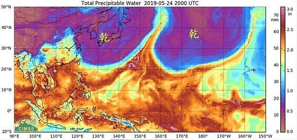 鄭明典表示,根據大氣可降水量分析圖,反映低層大氣的潮濕度,圖上方顏色是偏乾的空氣,下方熱帶則屬於偏濕的空氣。可以看出來,台灣正好位於乾濕交界處,基本上是穩定的區域,但是經驗上,這樣的情況午後對流機率高。圖/取自鄭明典臉書