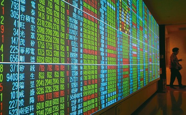 台灣證券交易所統計,昨(24)日全體上市公司市場總值為31.2兆元,較17日市值31.36兆元減少1,597.08億元,減幅約為0.51%。 記者黃義書/攝影