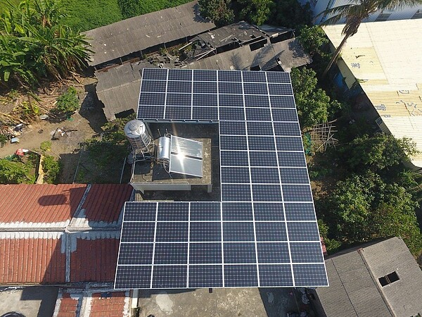 行政院推動綠能屋頂全民參與,以「政府零補助、民眾零出資」模式導入營運廠商。 圖/台南市經濟發展局提供