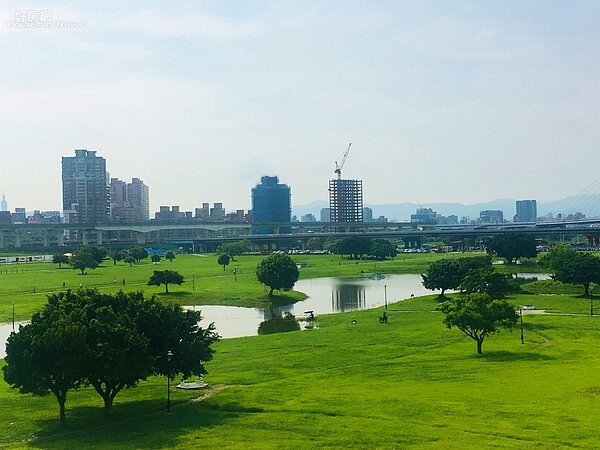 二重疏洪道左右兩側重劃區都強調親水與交通機能。   楊欽亮 / 攝 