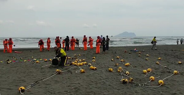 龜山島海上長泳舉辦14年首度傳出意外，72歲女泳客插管昏迷。（圖／讀者提供）