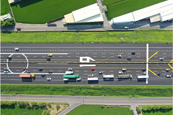 國軍將在27至31日執行漢光實兵演習,規劃戰機在國道1號彰化戰備道起降。高公局在戰備道路段重新劃設標線,巨大的「01」與「19」符號是跑道名稱,提供飛行員有關跑道方位資訊。(高公局提供)中央社記者汪淑芬傳真 108年5月26日