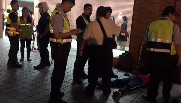 警方趕抵隔開情緒失控的張姓女清潔工。記者林昭彰／翻攝