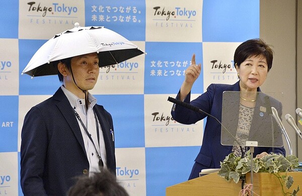 東京都知事小池百合子在現場展示斗笠傘的試製品。 圖擷自Twitter（5/24）