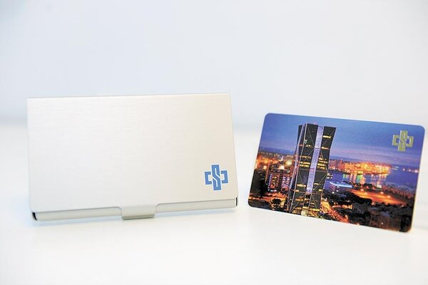 中鋼股東會紀念品「卡幸福儲卡鋁盒」（左），內含一卡通儲值卡（右）。（中鋼提供）