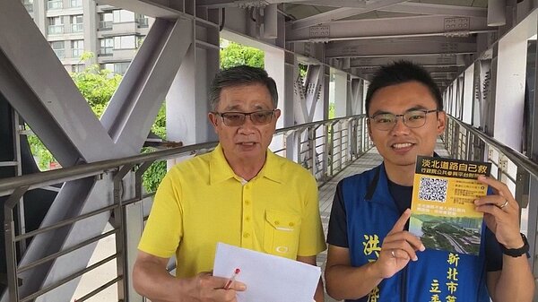 國民黨立委參選人洪孟楷（右）和支持淡北道路聯盟發起人張連榮（左）請民眾加入連署。記者施鴻基／翻攝